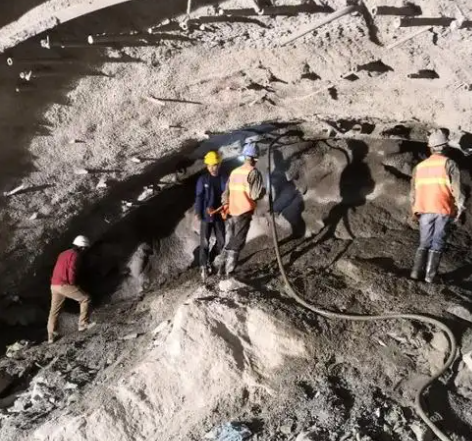 麻阳隧道拱顶带模注浆料，微膨胀注浆料的特点及施工工艺